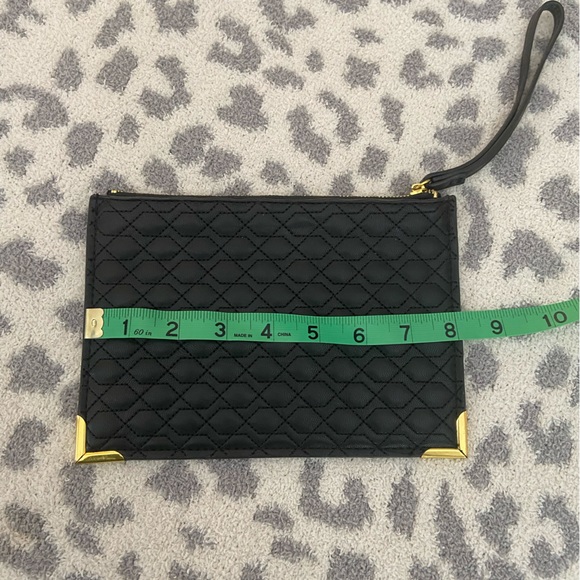 CUTE QUILTED BLACK WRISTLET - Picture 3 of 4